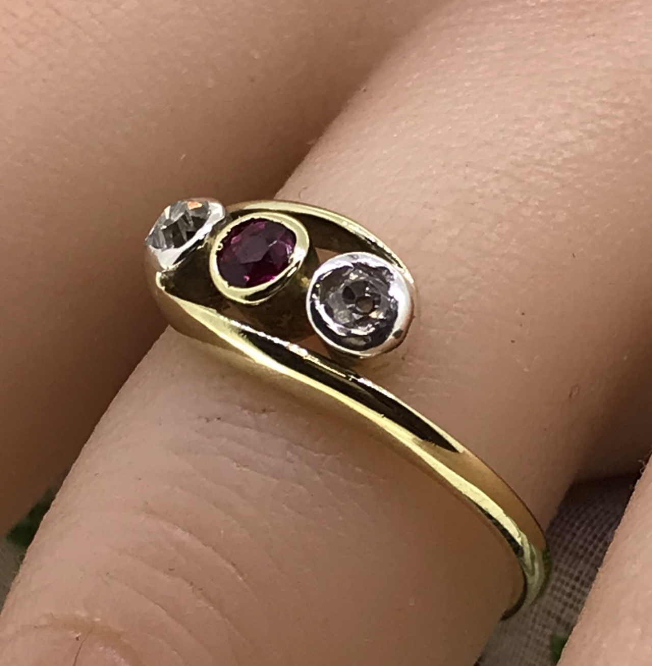 Antico anello in oro, Rubino e Brillanti.
