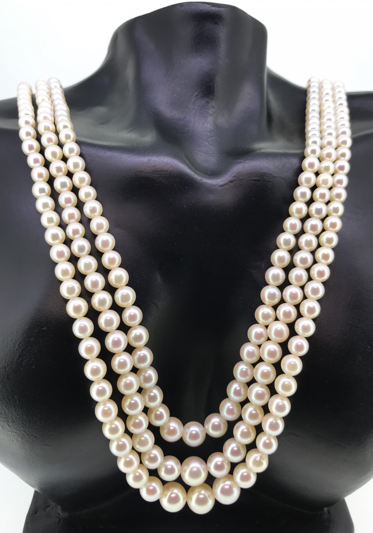 Collana a tre fili di perle con bella chiusura in oro e Rubino.