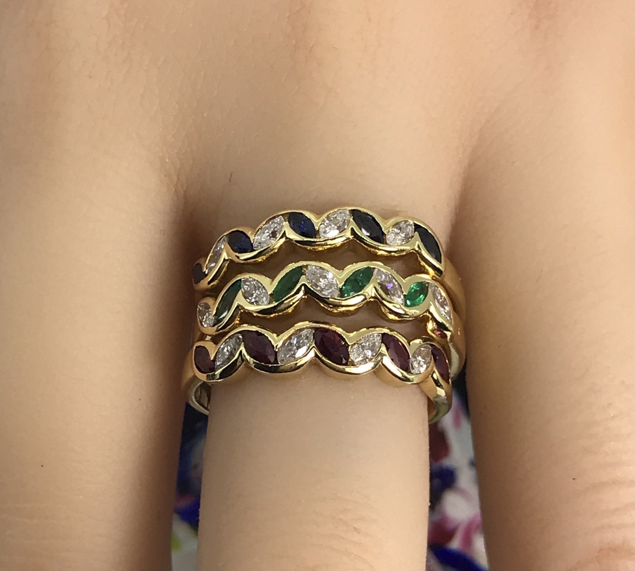 Tris di anelli in oro giallo con rubini, zaffiri, smeraldi e brillantini