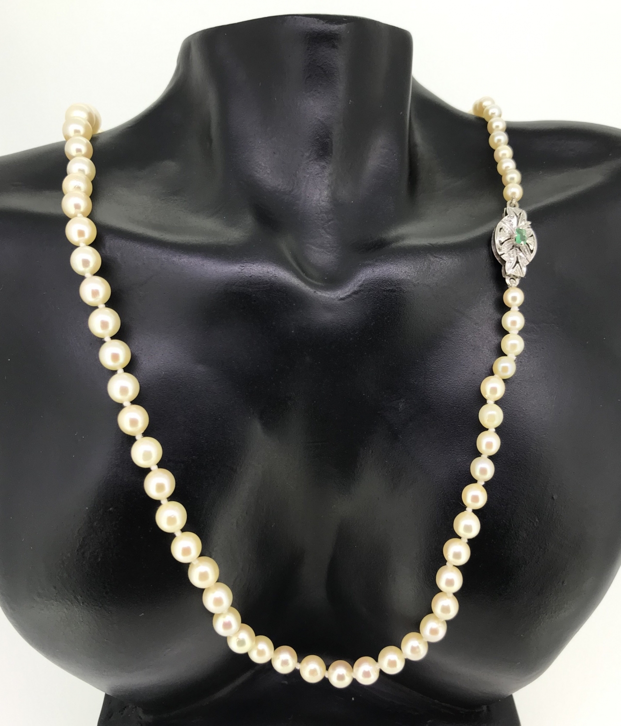 Collana a tre fili di perle con bella chiusura in oro /argento.