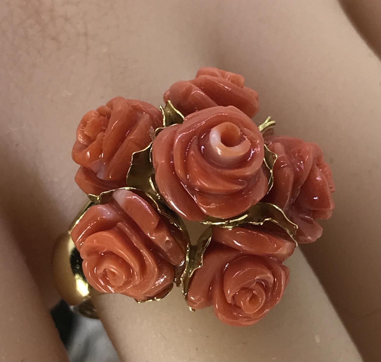 Anello in oro giallo con rose di corallo