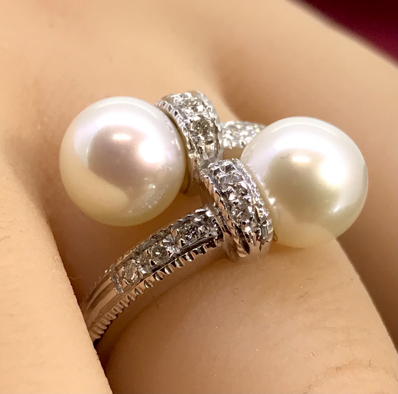 Anello in oro bianco con 2 perle e diamantini