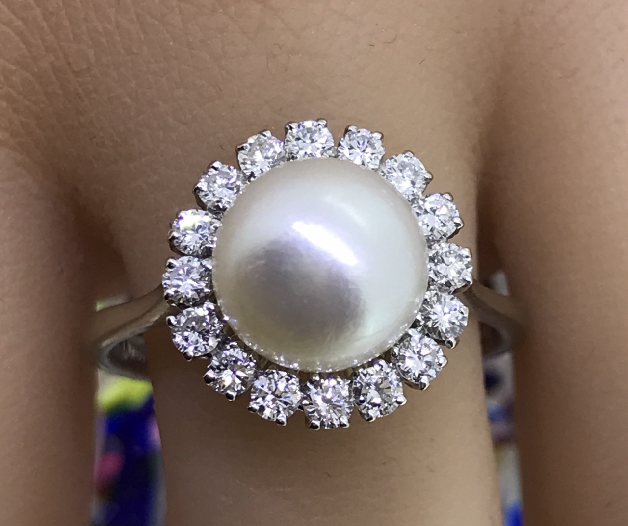 Anello in oro bianco con perla circondata da brillantini