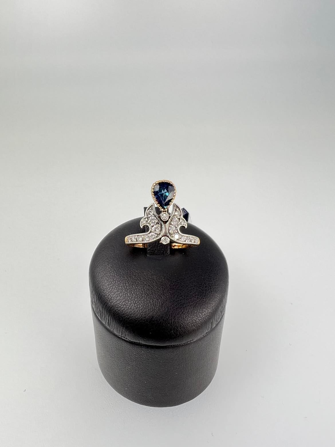 Anello a ‘diadema’ con Zaffiro a goccia e Diamanti.
