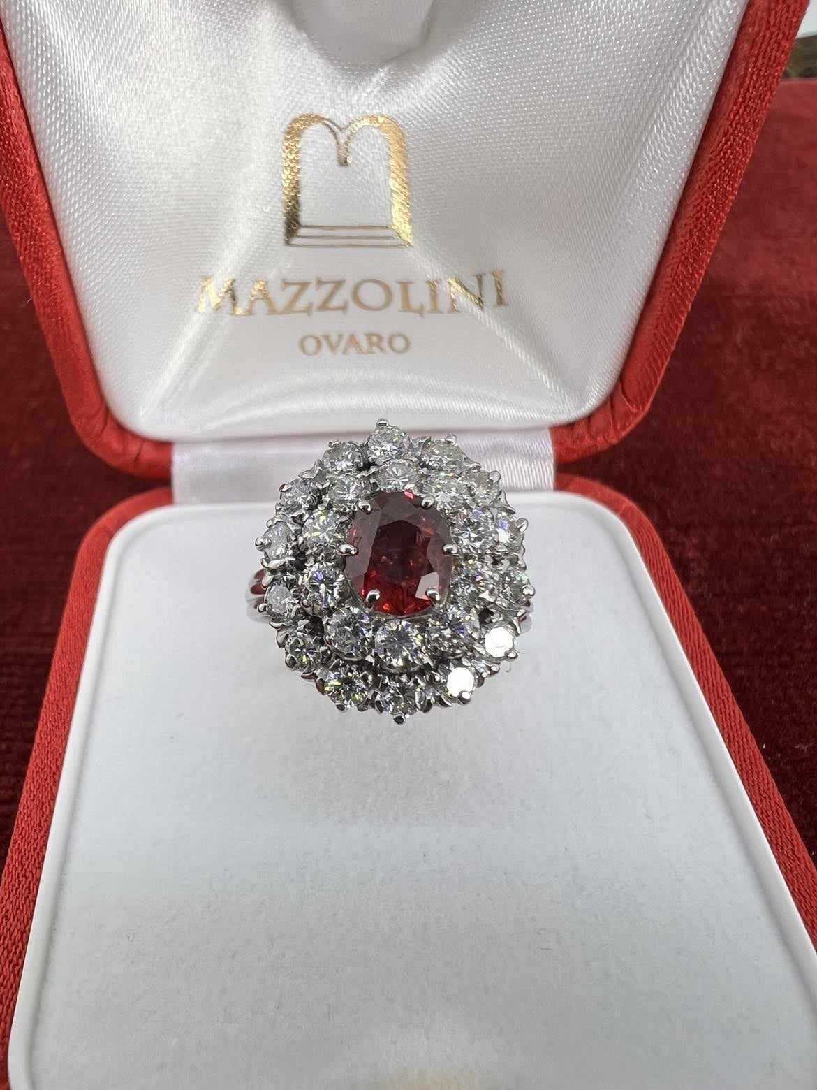 Anello a margherita con Diamanti taglio brillante e Rubino.