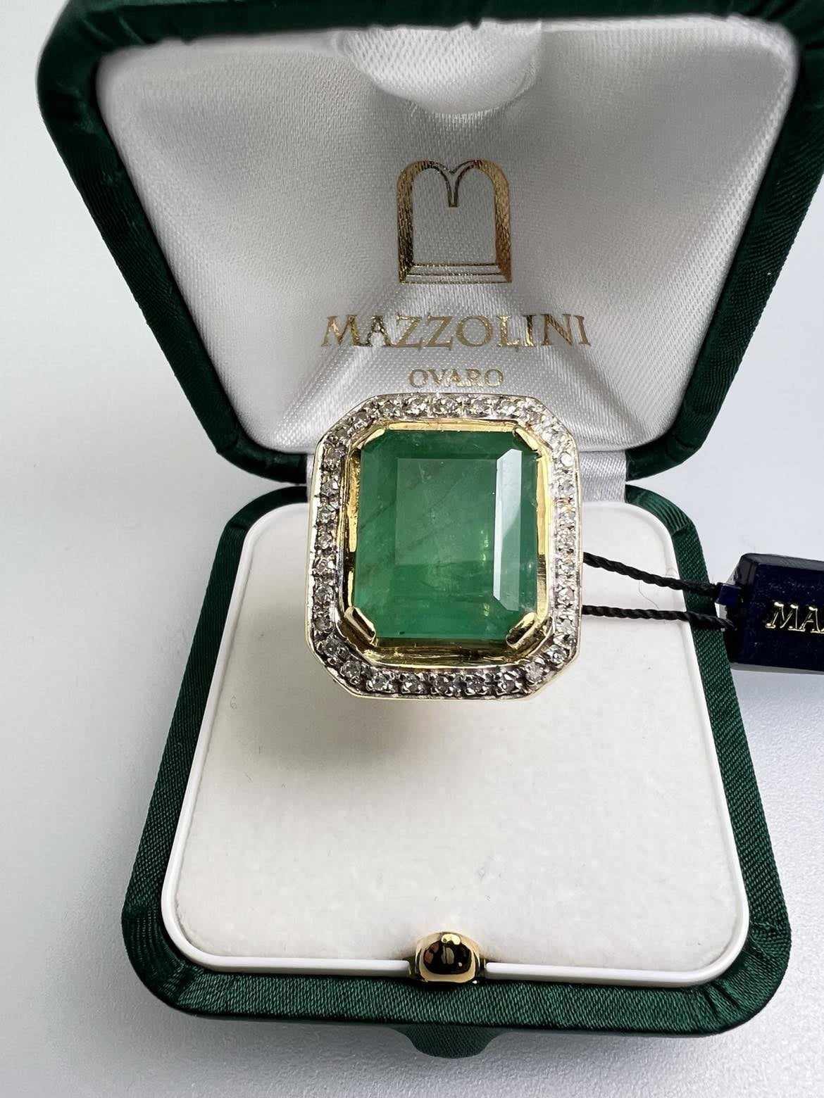 Importante anello con Smeraldo e Diamanti, in oro 750/°°°
