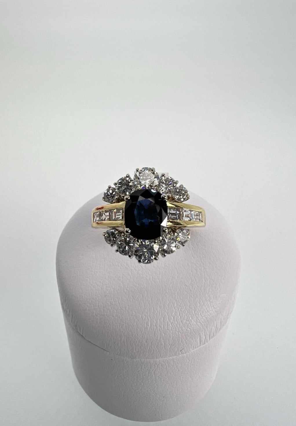 Elegante anello con Zaffiro, Diamanti taglio brillante e baguette