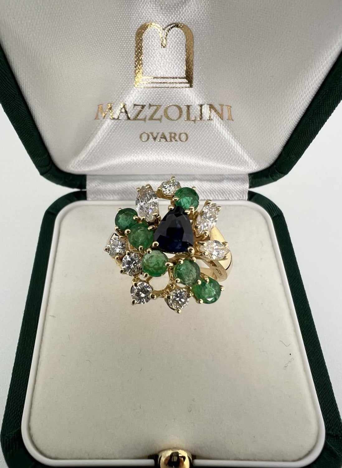 Anello anni ’80 in Oro con Zaffiro, Smeraldi e Diamanti taglio brillante