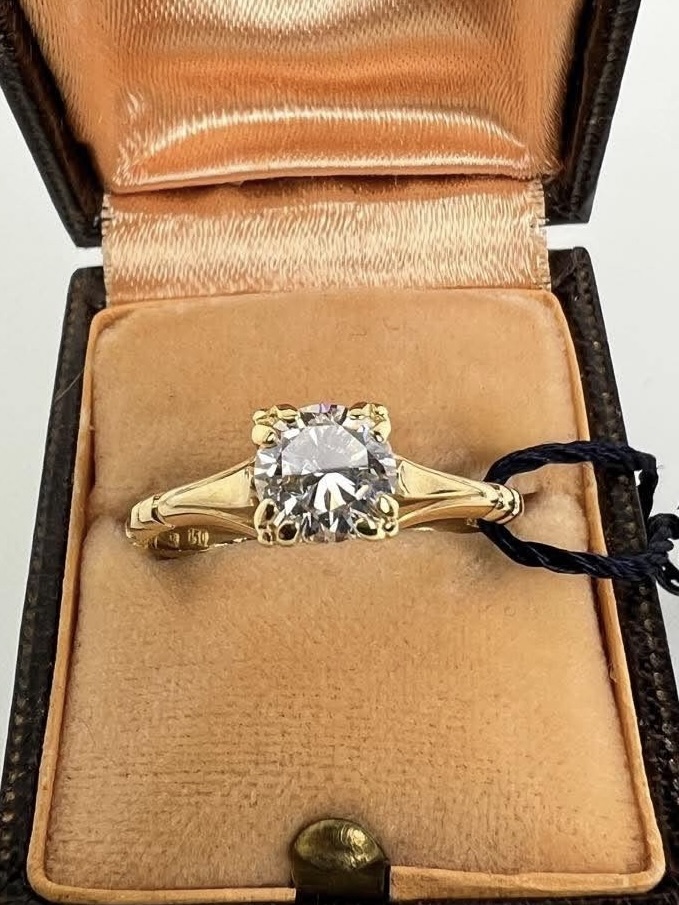 Elegante anello solitario, con originale gambo. Monta un Diamante naturale taglio brillante del peso di circa un carato.