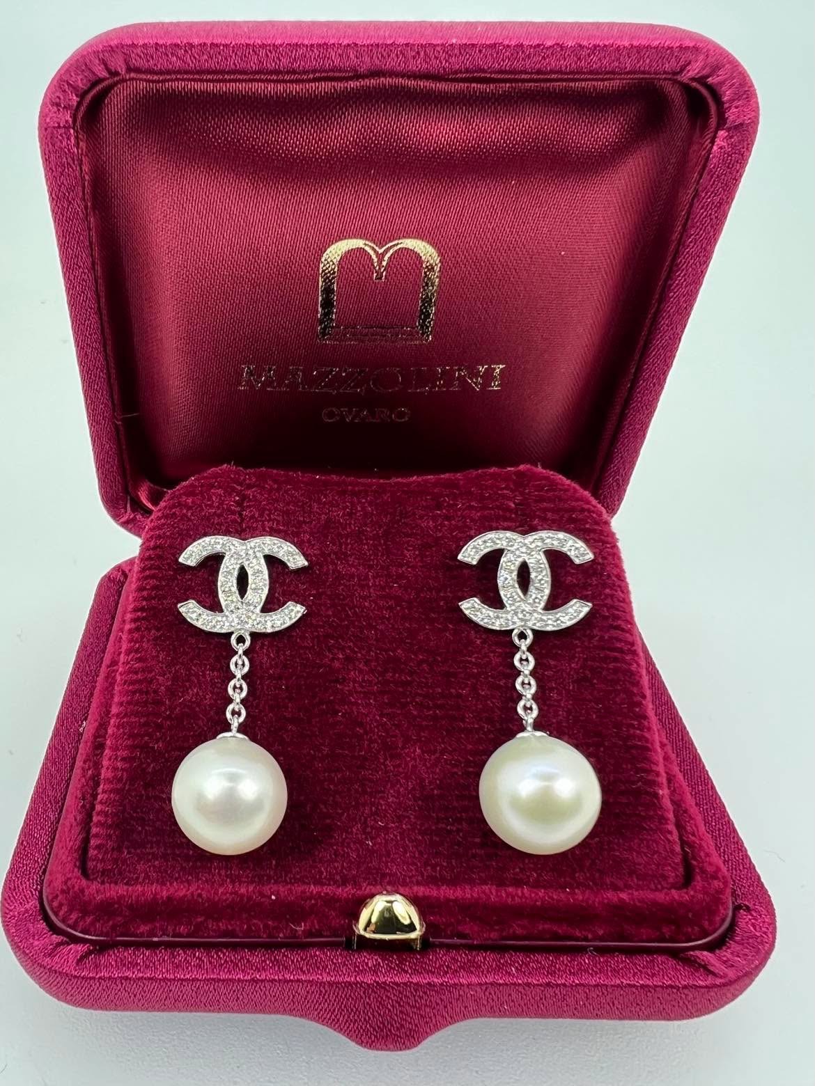 Eleganti orecchini pendenti, con Diamanti naturali taglio brillante e Perle.